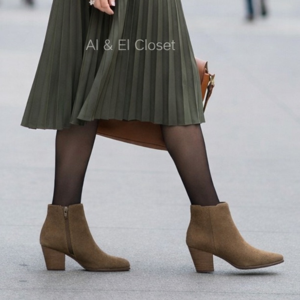 DV by Dolce Vita Collyns Chelsea Ankle Booties Stone Brown Size 7.5 NWT